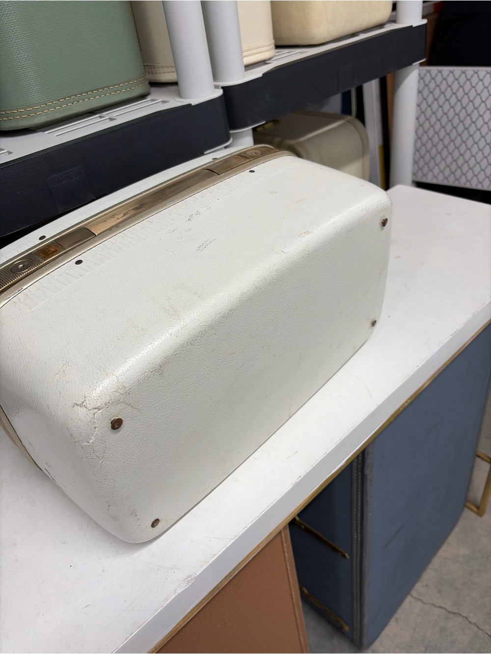 Samsonite Horizon White Vintage Traincase  Makeup Case Vanity with Gold Trim - Picture 9 of 10